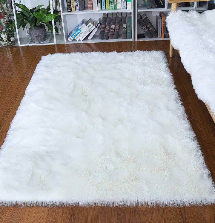 Faux Fur Round Area Rug | Soft and Plush Sheepskin Style Rug for Living Room